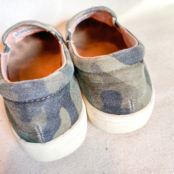 Girls Art Class Camo Embroidered Rose Sneaker - Picture 3 of 4